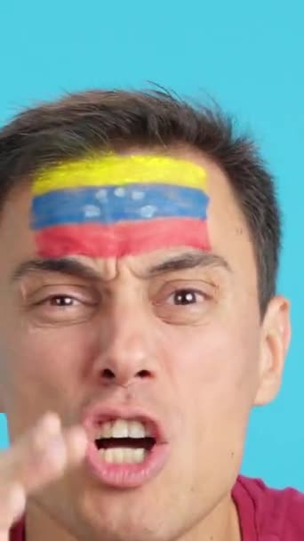 Uomo Con Bandiera Nazionale Venezuelana Arrabbiato Con Arbitro — Video Stock