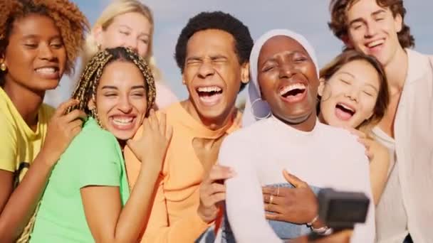 Powolny Film Śmiejącymi Się Przyjaciółmi Wielu Grup Etnicznych Podczas Filmowania — Wideo stockowe