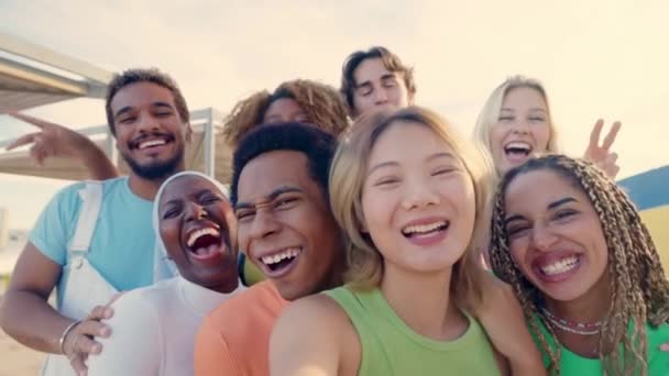 Powolny Film Ekstatyczną Chinką Robiącą Selfie Wielonarodowymi Przyjaciółmi Świeżym Powietrzu — Wideo stockowe