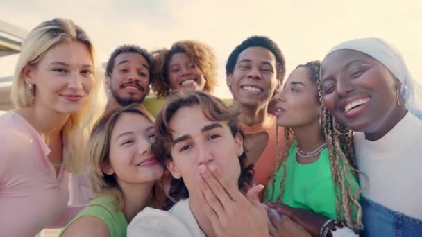 Powolny Film Szaloną Grupą Wieloetnicznych Przyjaciół Robiących Szczęśliwe Selfie Świeżym — Wideo stockowe