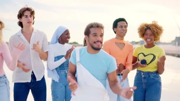 Slow Motion Video Vänner Uppmuntra Latinamerikansk Man Dansar Freestyle Utomhus — Stockvideo