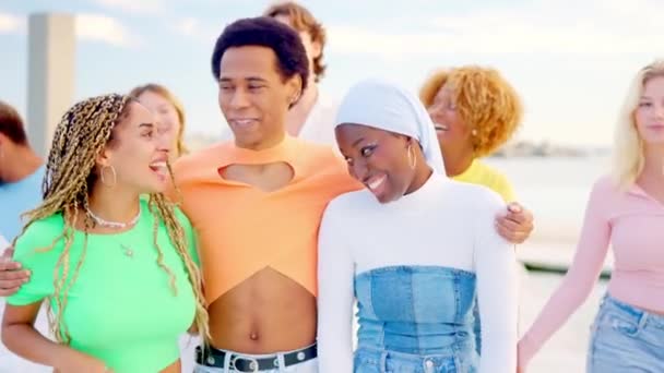 Zeitlupenvideo Glücklicher Multiethnischer Freunde Die Gemeinsam Auf Einer Promenade Spazieren — Stockvideo