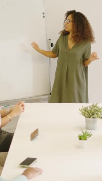 一位女商人在会议室用白板做了一场演讲后 不同同事的慢动作视频为她鼓掌 — 图库视频影像