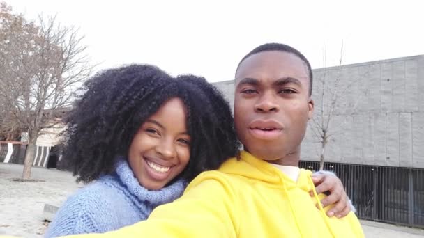 Dışarıda Selfie Çeken Afrikalı Genç Bir Çiftin Videosu — Stok video