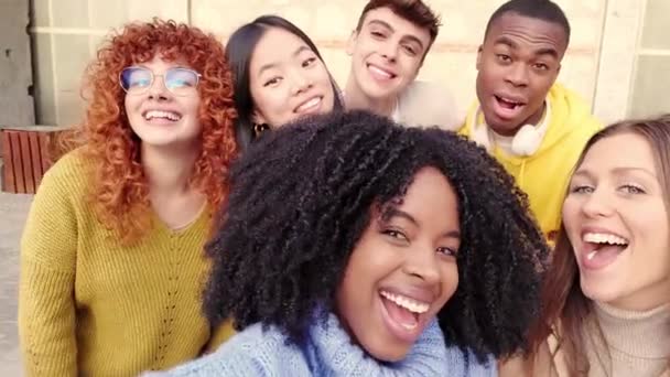 Video Una Chica Africana Tomando Una Selfie Con Diversos Amigos — Vídeo de stock