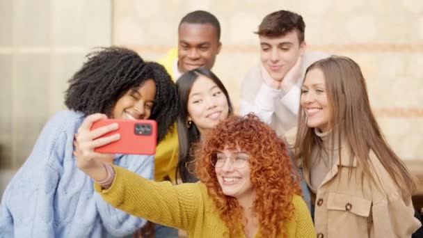 Vídeo Cámara Lenta Grupo Diversos Amigos Tomando Una Selfie Sonriendo — Vídeo de stock