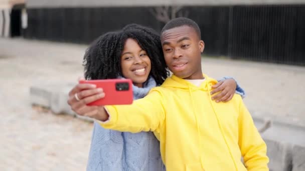 Zpomalení Videa Fotoaparátem Blíží Africký Mladý Pár Který Selfie Ulici — Stock video