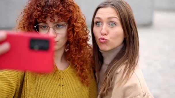 Spowolniony Film Dwóch Przyjaciółek Ciągnących Twarze Robiących Selfie Świeżym Powietrzu — Wideo stockowe