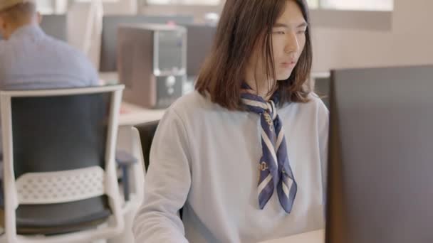慢动作视频 一个中国同性恋在电脑前和同事一起工作 微笑着的视频 — 图库视频影像
