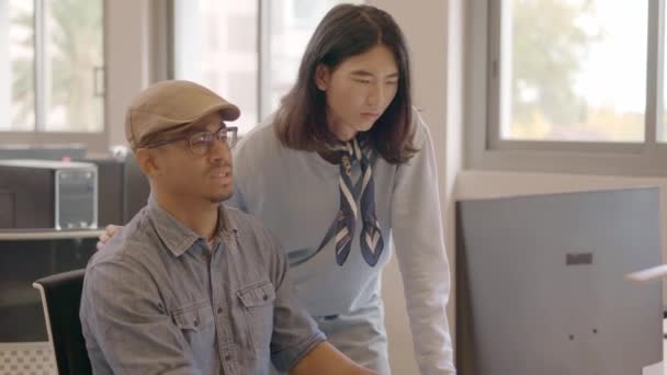 Spowolniony Film Wideo Dwóch Wielokulturowych Projektantów Mających Problemy Podczas Współpracy — Wideo stockowe