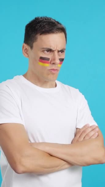 Vídeo Estúdio Com Croma Homem Patriota Alemão Olhando Para Longe — Vídeo de Stock