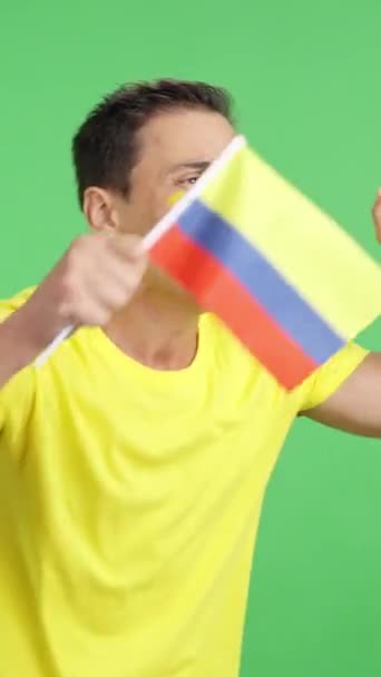 콜롬비아 국기를 흔들며 멀리보고있는 남자의 크로마와 스튜디오에서 비디오 결정과 — 비디오