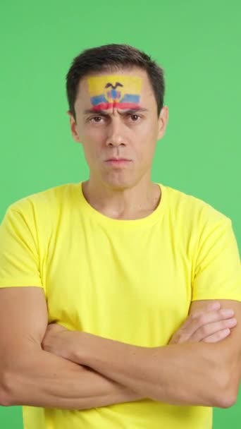 Видео Студии Хромой Достойного Серьезного Человека Эквадорским Флагом Нарисованным Лице — стоковое видео
