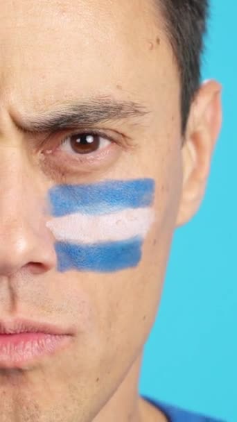 Videó Stúdióban Krómmal Egy Komoly Férfi Közelségéről Salvadori Zászlóval Arcán — Stock videók