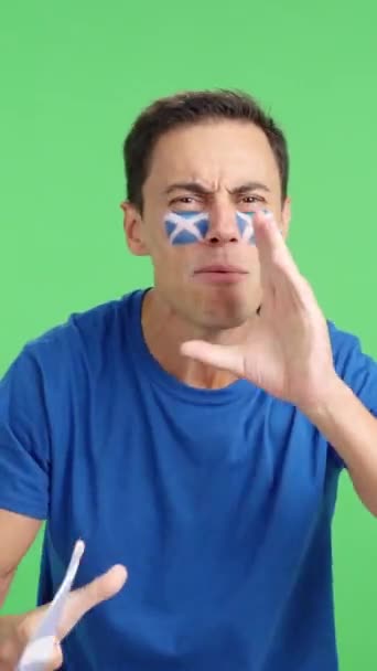 Βίντεο Στούντιο Chroma Ενός Άνδρα Κυματίζει Μια Σκοτσέζικη Εθνική Σημαία — Αρχείο Βίντεο