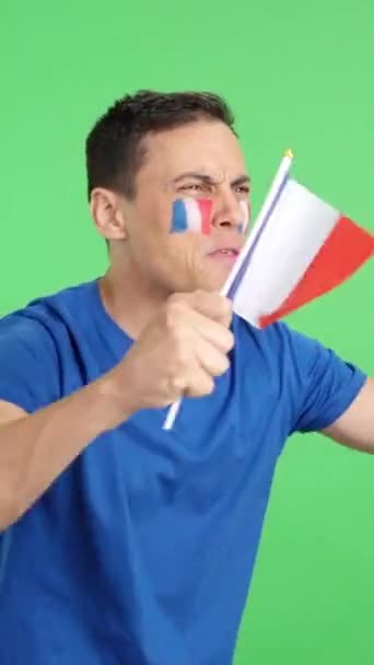 Vídeo Estúdio Com Croma Apoiante Francês Gritando Acenando Com Uma — Vídeo de Stock