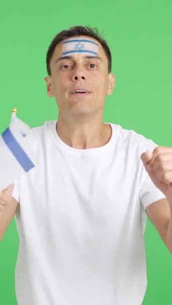 Video Estudio Con Croma Hombre Apasionado Nervioso Animando Israel Durante — Vídeos de Stock