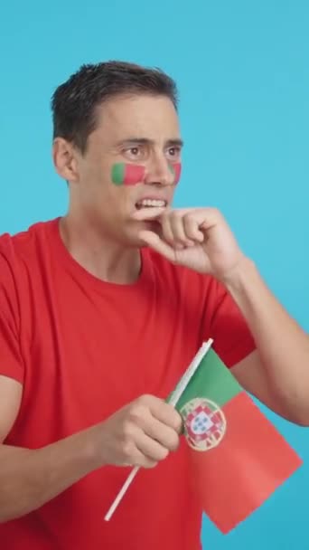 Відео Студії Хромою Нервового Чоловіка Який Вітає Португалію Під Час — стокове відео