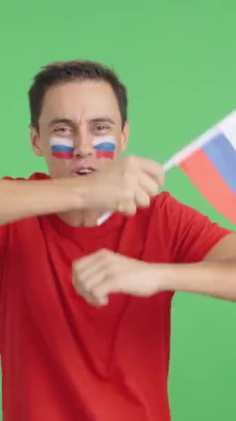 러시아의 비명과 깃발을 흔들며 열정적으로 기뻐하는 남자의 크로마와 스튜디오에서 비디오 — 비디오