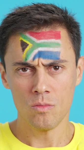 Видео Студии Хромой Крупным Планом Серьезного Человека Южно Африканским Флагом — стоковое видео
