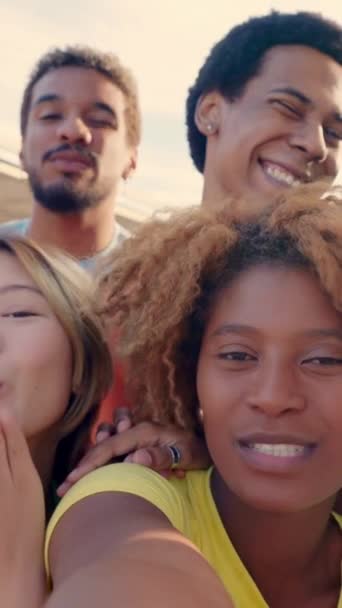 Vidéo Ralenti Groupe Amis Multi Ethniques Excités Prenant Selfie Extérieur — Video