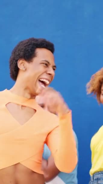 Zpomalené Video Gayů Tancujících Multietnickými Přáteli Venku Modré Zdi — Stock video
