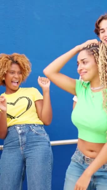 Zpomalené Video Latinských Přátel Tančících Mezi Multietnickými Přáteli Městském Prostoru — Stock video