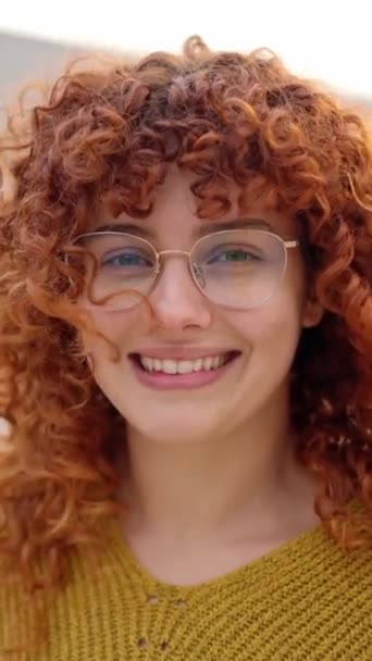 Αργή Κίνηση Βίντεο Πλησιάζει Νεαρή Γυναίκα Σγουρά Μακριά Μαλλιά Χαμογελώντας — Αρχείο Βίντεο