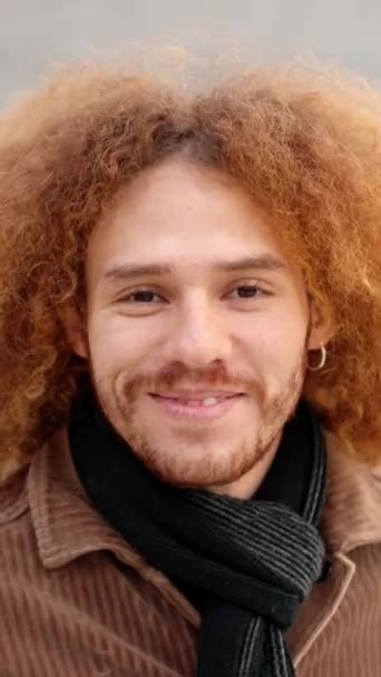 Відео Повільного Руху Камерою Наближається Альтернативного Молодого Чоловіка Кучерявим Волоссям — стокове відео