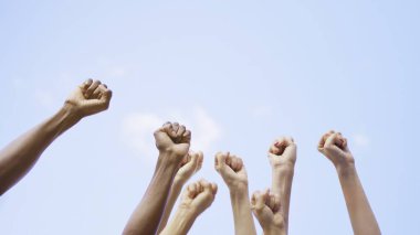 Farklı insan yumrukları havada sallanıyor, kopyalama alanı ile.