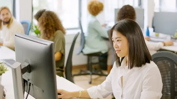 Mujer Asiática Trabajando Felizmente Espacio Coworking Con Otros Colegas Fotos De Stock