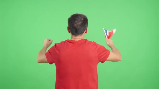 Видео Студии Хромой Заднего Вида Человека Машущего Чилийским Вымпелом — стоковое видео