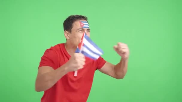 Stüdyoda Elinde Küba Bayrağı Sallayan Hakemlerin Kararına Kızgın Bir Adamın — Stok video