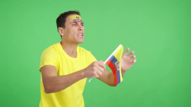 Video Studiu Chromou Muže Který Odvrací Pohled Mává Ekuadoriánskou Národní — Stock video