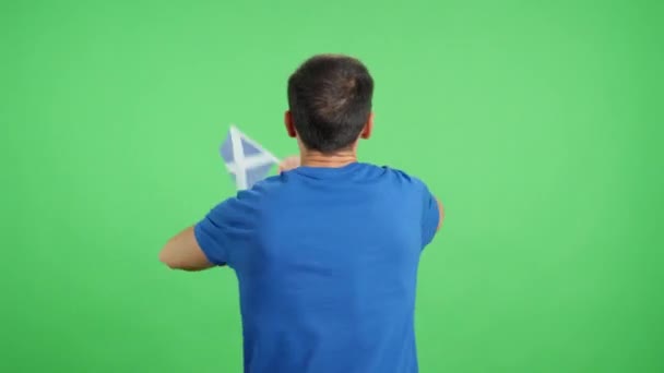 Video Estudio Con Croma Vista Trasera Hombre Ondeando Banderín Escocés — Vídeo de stock