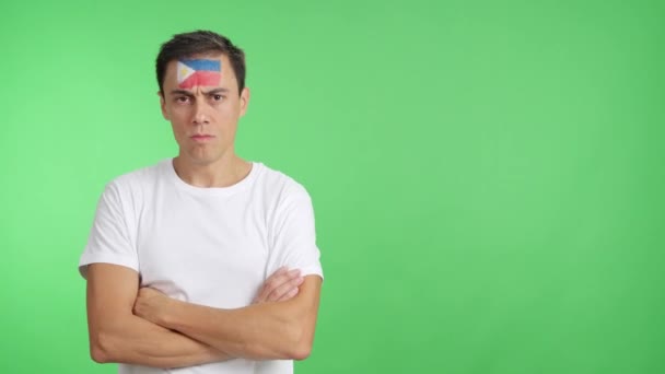Видео Студии Хромой Достойного Серьезного Человека Филиппинским Флагом Нарисованным Лице — стоковое видео