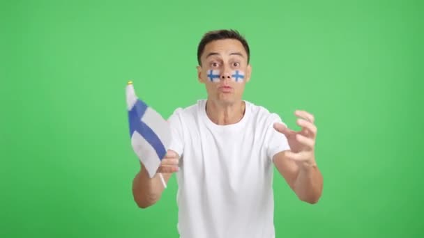 Video Studiu Chromou Muže Mávající Finskou Národní Vlajkou Naštvaný Rozhodnutí — Stock video