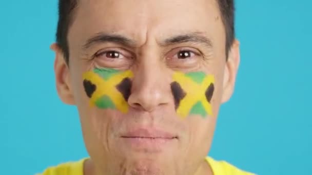 Video Studio Chroma Close Man Jamaican Flag Painted Face Supporting — Stock Video