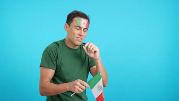Video Estudio Con Croma Hombre Nervioso Animando México Durante Emocionante — Vídeos de Stock