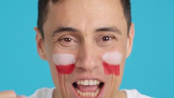 폴란드 지원하는 얼굴에 그려진 폴란드 깃발을 남자의 클로즈업의 크로마와 스튜디오에서 — 비디오