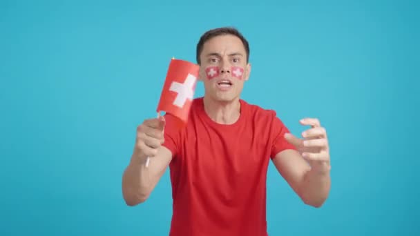 Vídeo Estúdio Com Croma Homem Acenando Uma Bandeira Nacional Suíça — Vídeo de Stock