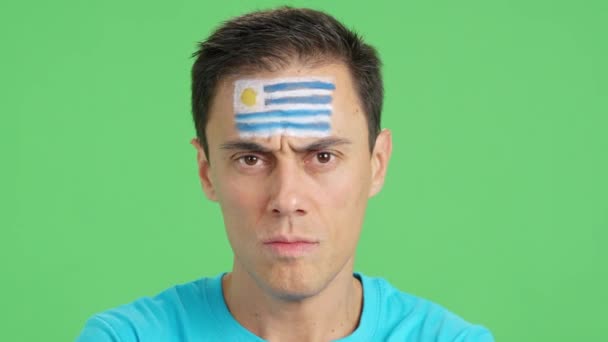 Video Studiu Chromou Zblízka Seriózního Muže Uruguayskou Vlajkou Namalovanou Tváři — Stock video