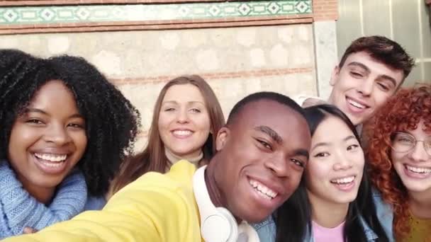 Video Joven Afroamericano Guay Tomando Una Selfie Con Amigos Calle — Vídeos de Stock