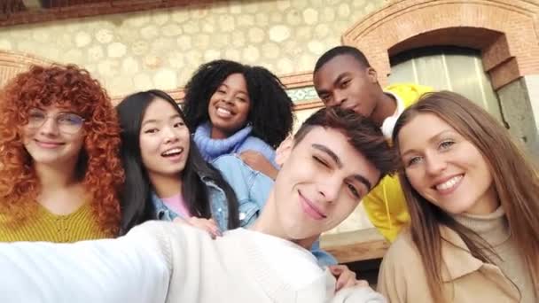 Video Una Fría Adolescentes Millennials Tomando Una Selfie Con Amigos — Vídeo de stock