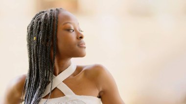 Havalı Afrikalı kadın balkondaki fotokopi odasına bakıyor.