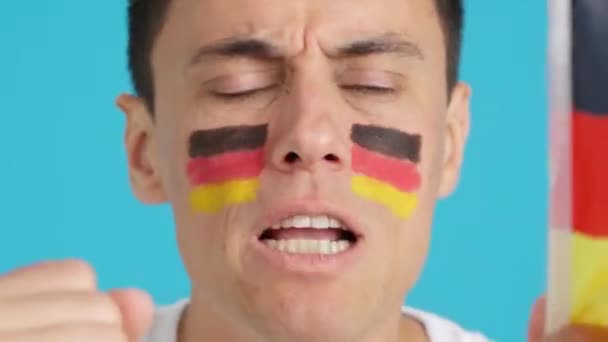Man Med Tysk Flagga Upprörd Med Domare — Stockvideo