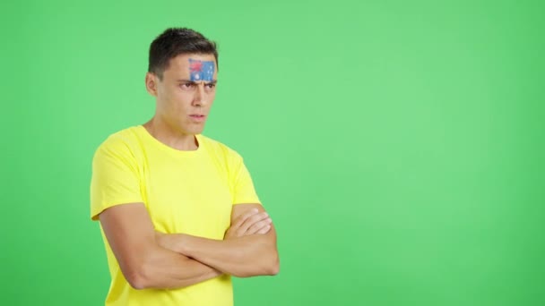 Video Studiu Chromou Muže Australskou Vlajkou Namalované Tváři Odvracející Vážným — Stock video