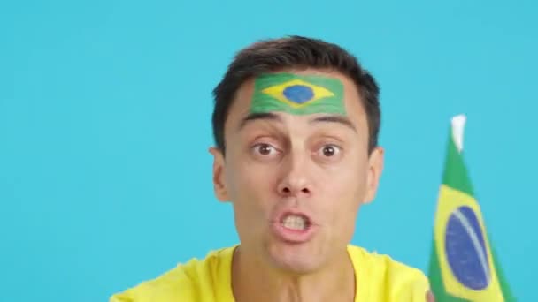 Brezilya Ulusal Bayrağı Taşıyan Bir Adam Hakeme Kızgın — Stok video