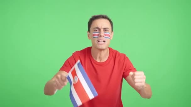 Video Studio Mit Einem Mann Der Eine Costa Ricanische Nationalflagge — Stockvideo