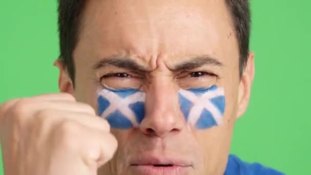 スコットランドの国旗を持つ男は審判で動揺します — ストック動画